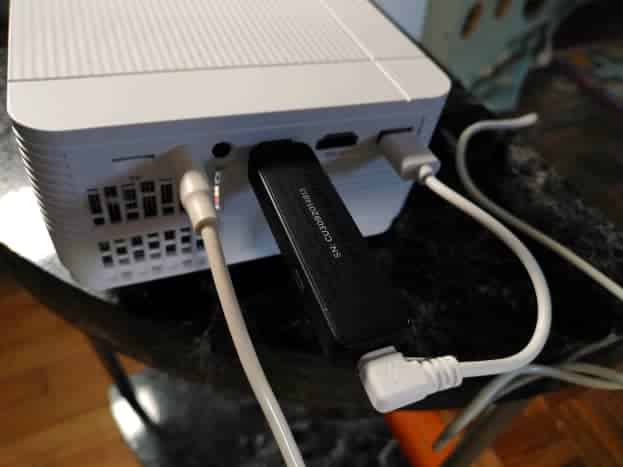 Câble audio et clé de diffusion Roku connectés