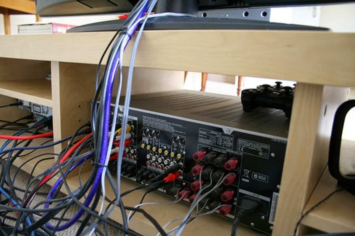 Comment masquer les fils dans votre salle multimédia