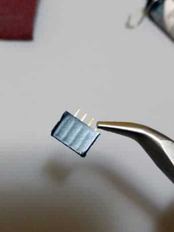 Utilisez la pince à bec courbé pour commencer à extraire les broches.