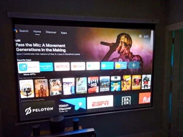 Écran principal Jireno de 100 pouces la nuit.  L'image réelle est bien meilleure que celle affichée par cette photo