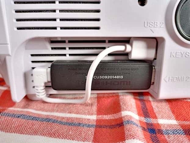 Le bâton de streaming Roku inclus s'adapte parfaitement en place