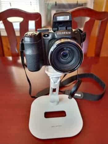 Ce support fournit un point de montage solide mais réglable pour un appareil photo numérique