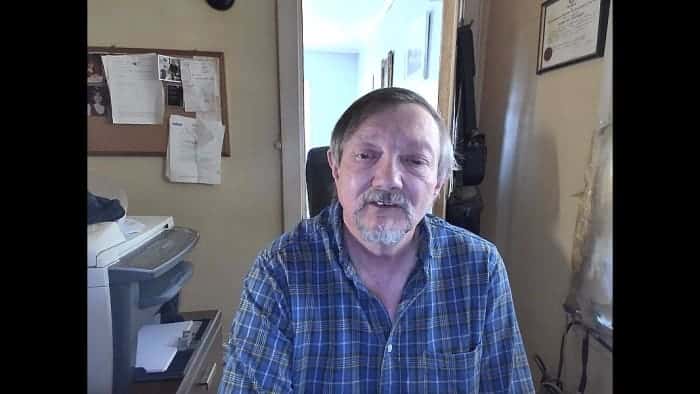 Rétroéclairé par porte ouverte.  Lumière de la fenêtre, de la lampe de bureau et du moniteur