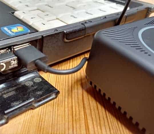 Vue du haut-parleur connecté à un ordinateur portable