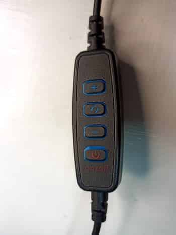 Contrôleur utilisé pour allumer, éclaircir et modifier la température de couleur de la lumière annulaire