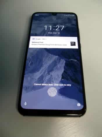 Le téléphone est équipé d'un lecteur d'empreintes digitales.