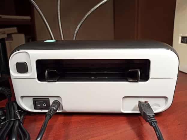 L'imprimante est connectée à l'ordinateur et à l'alimentation