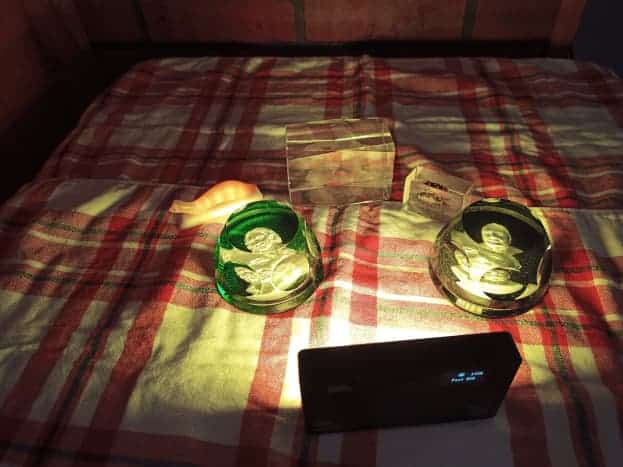 Cette série de photographies montre une sélection de la lumière colorée disponible