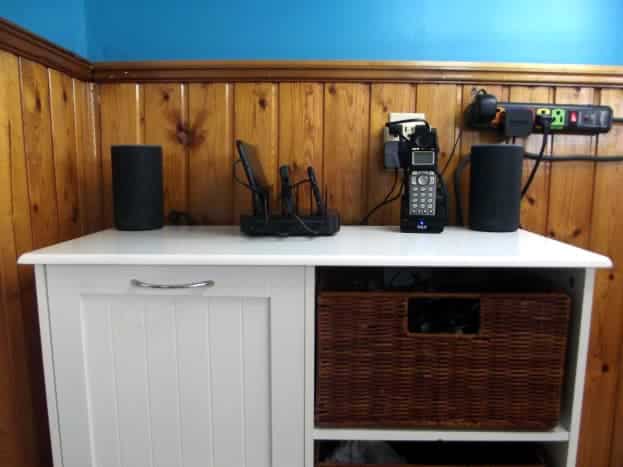 La station de charge Vogek à cinq ports s'adapte parfaitement à la table et prend peu de place.