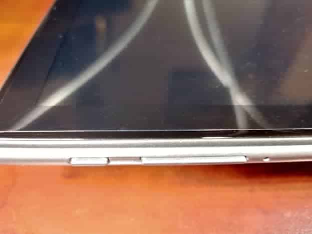 Contrôle du volume, interrupteur marche/arrêt et microphone