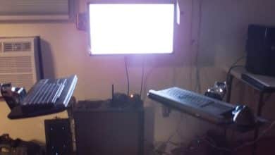 La configuration de mon clavier ergonomique réglable passe de la position debout à la position assise