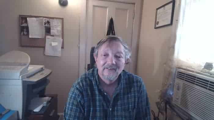 Éclairé par le rétroéclairage, la fenêtre et un feu latéral