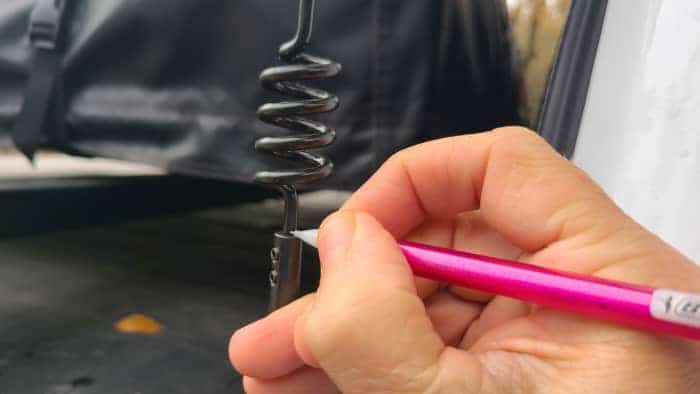 Dans le cas de cette antenne noire, nous avons utilisé un crayon pour faire notre repère.