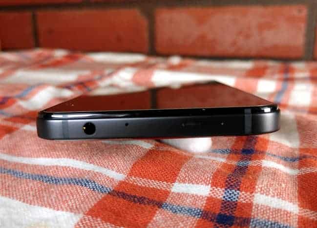 La prise audio 3,5 mm, le haut-parleur et le micro sont situés sur le bord supérieur