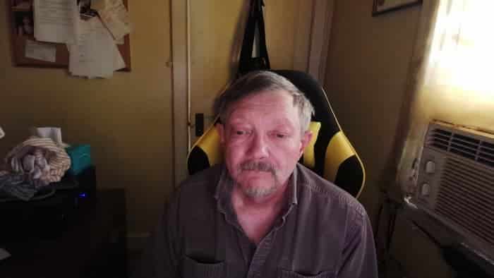 Éclairage limité.  La dominante violette est causée par la lumière du moniteur