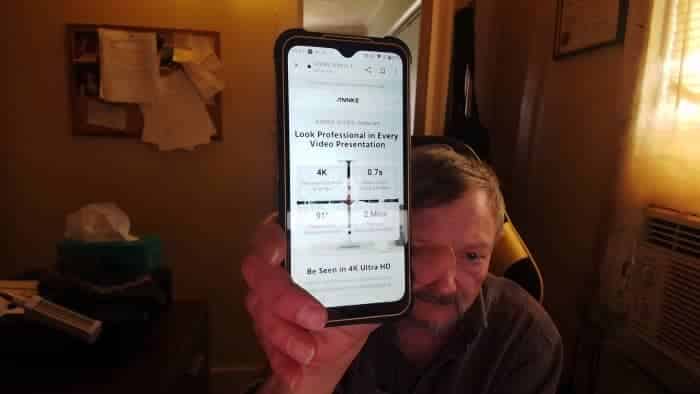 L'objectif autofocus suit l'écran du smartphone