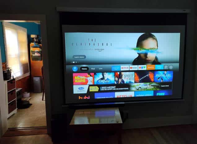 Rideaux fermés un jour très nuageux