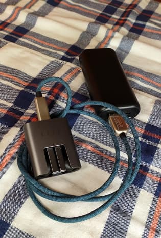 Vue de la banque d'alimentation de 10000 mAh chargeant mon ensemble d'écouteurs