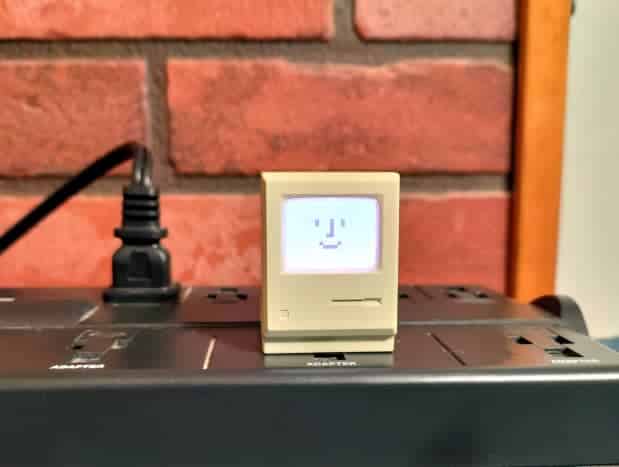 Lorsqu'aucune puissance ou une puissance minimale n'est tirée du chargeur 35W, son écran est blanc.