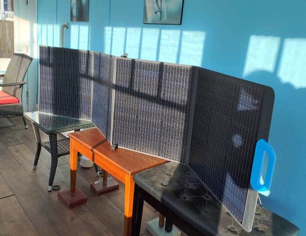 Dans ce cas, les ombres de deux colonnes bloquent la lumière du soleil